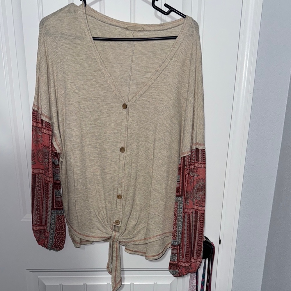 Long sleeve button up blouse with pattern ballon sleeves